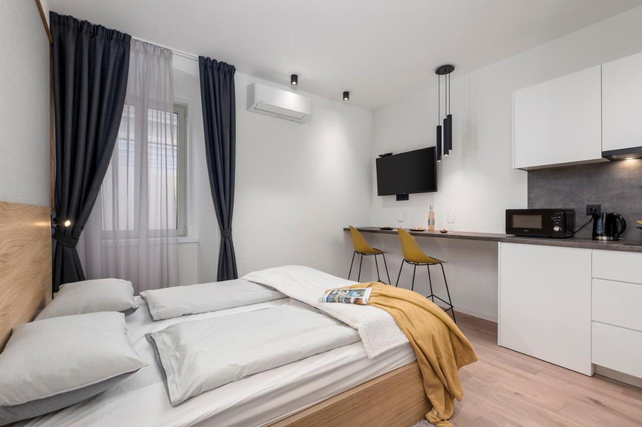 Deluxe Apartments & Rooms "In The Center" غييكا المظهر الخارجي الصورة