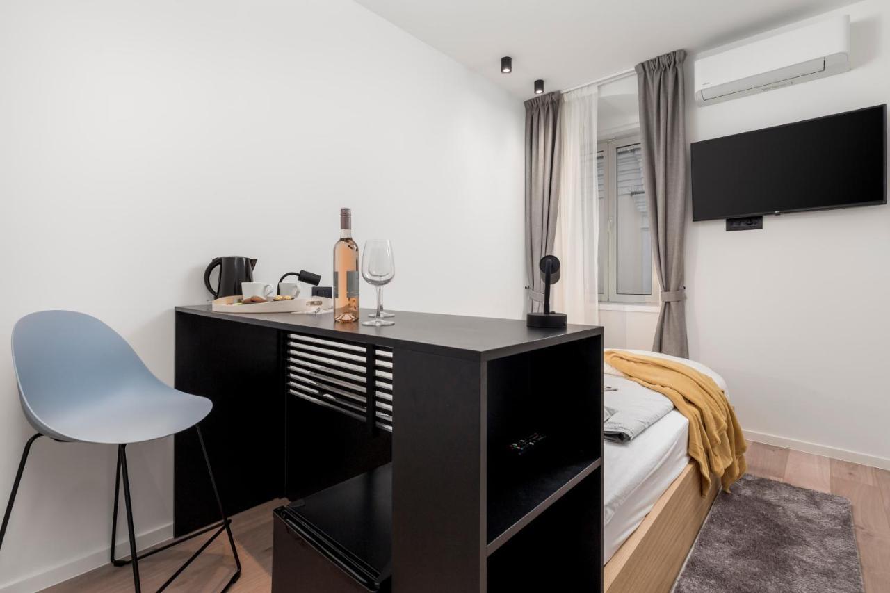 Deluxe Apartments & Rooms "In The Center" غييكا المظهر الخارجي الصورة