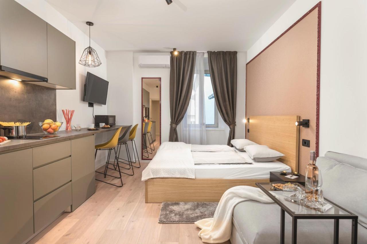 Deluxe Apartments & Rooms "In The Center" غييكا المظهر الخارجي الصورة